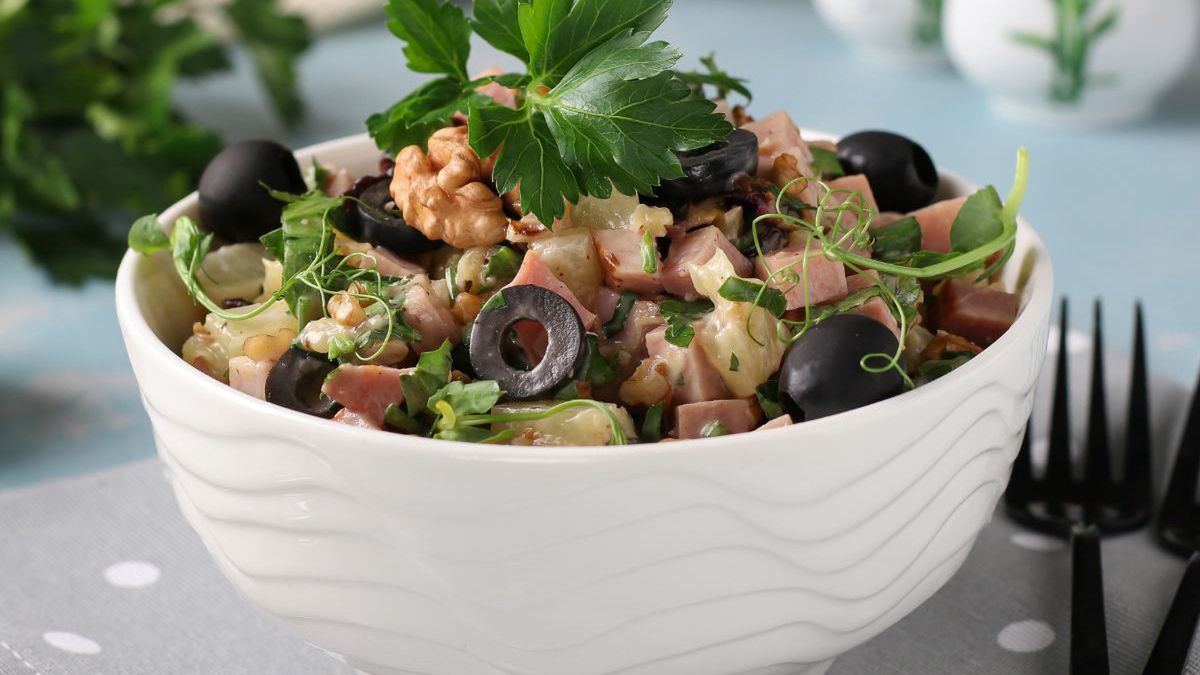 Sałatka z szynką, oliwkami i ananasem jest lekka i sycąca