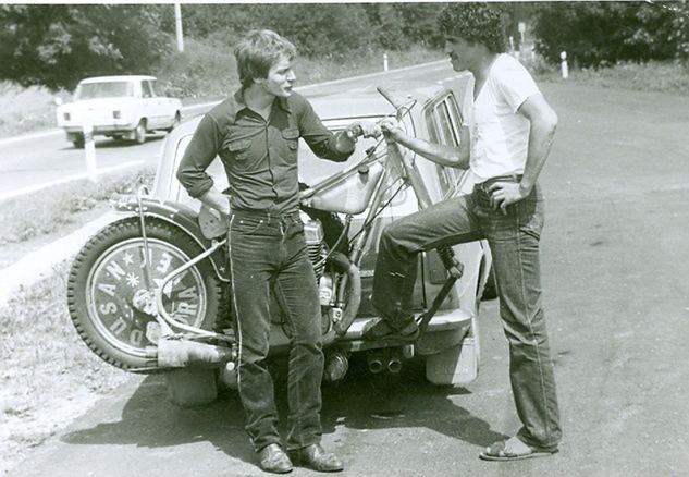 Zdeno Vaculik i Pavol Tonhauzer odwiesili kombinezony na kołek pod koniec lat '80. Zdjęcie robił właściciel motocykla, Dusan Moravek.