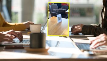 Taka tabliczka na stoliku. Aż chwyciła za telefon