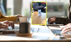 Taka tabliczka na stoliku. Aż chwyciła za telefon