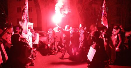 Strajk Kobiet w Warszawie. Sześć osób zatrzymanych, dwóch policjantów w szpitalu