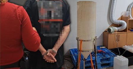 Szukał go Interpol. Znaleźli go w domu Józefowie. To trzymał w środku