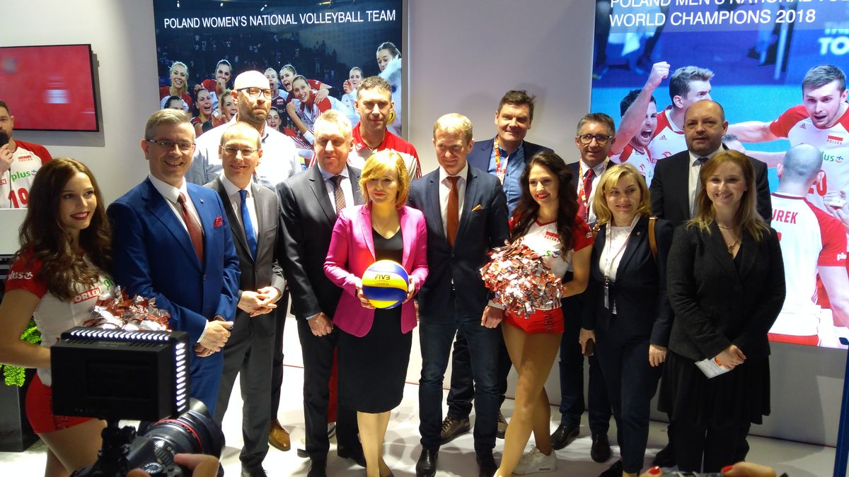 wiceminister Sportu i Turystyki Anna Krupka wraz z polską delegacją w siatkarskiej części polskiej wystawy na targach ITB w Berlinie