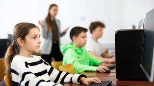 Edukacja w trybie offline. Szkoły wciąż daleko od cyfrowej rzeczywistości