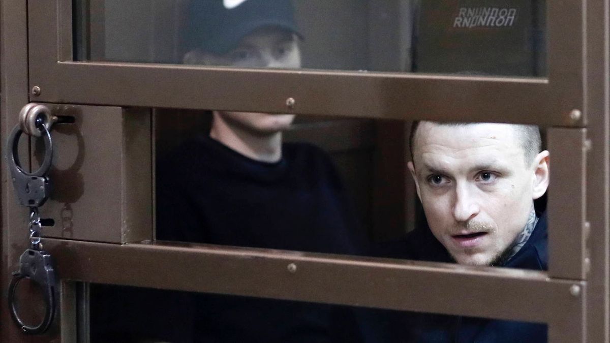 Paweł Mamajew w sądzie podczas ogłoszenia wyroku skazującego W tle jego przyjaciel z boiska - Aleksandr Kokorin