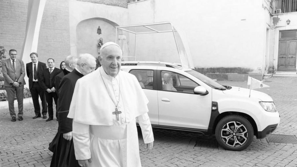 Skromne papamobile. To powstało na podstawie Dacii Duster