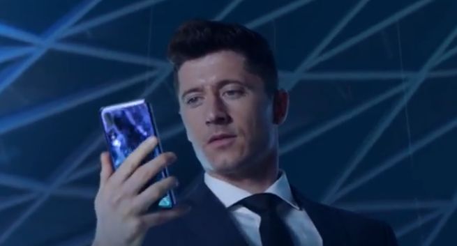 Robert Lewandowski i Gal Gadot reklamują smartfon Huawei P20 Pro (wideo)