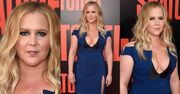 Ściśnięte piersi Amy Schumer na czerwonym dywanie...
