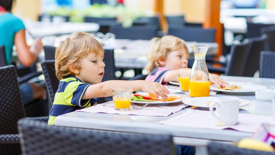 123rf.com Niezdrowe posiłki często podajemy nieświadomie dzieciom 