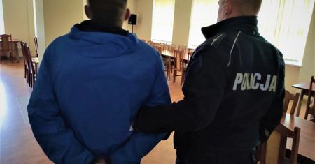 Był poszukiwany listem gończym. Rozpoznano go przez brak maseczki