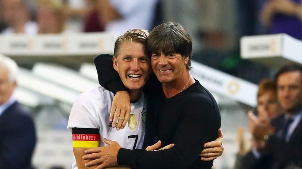 Getty Images / Lars Baron / Bastian Schweinsteiger po pożegnalnym meczu w reprezentacji Niemiec, z trenerem Joachimem Loewem