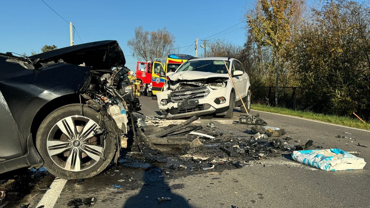 wypadek Czołowe zderzenie osobówek. Wśród rannych malutkie dziecko