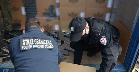 Rekordowy przemyt papierosów. W trzech kontenerach znaleziono kontrabandę o wartości 37 milionów