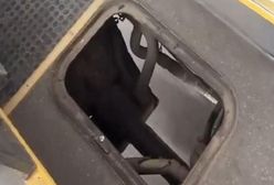 Dziura w podłodze autobusu. Policja reaguje na nagranie internauty