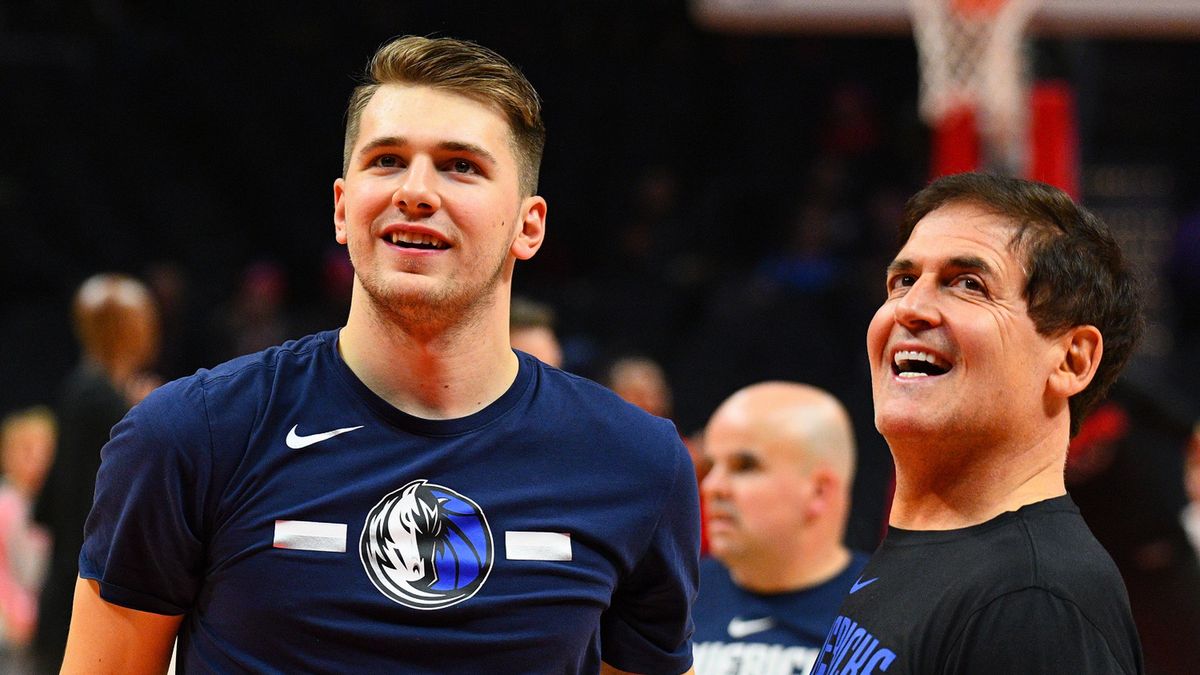 Getty Images /  Brian Rothmuller/Icon Sportswire  / Na zdjęciu: Luka Doncić (z lewej) i Mark Cuban