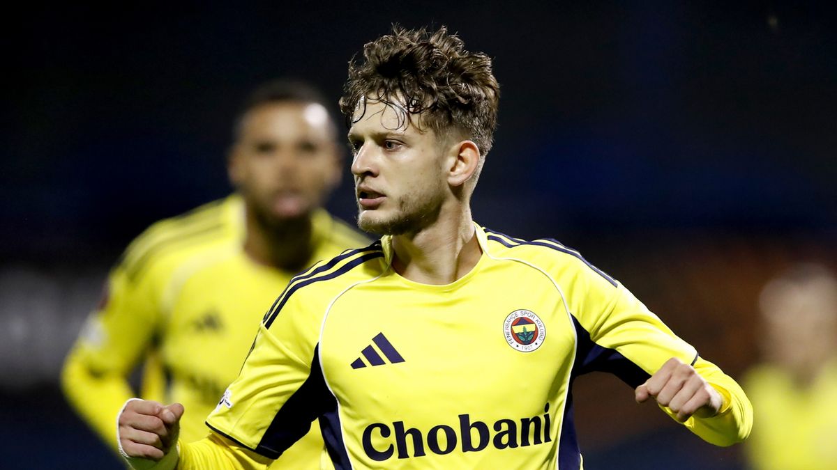 PAP/EPA / Antonio Bat / Sebastian Szymański w meczu Fenerbahce - Dinamo Zagrzeb