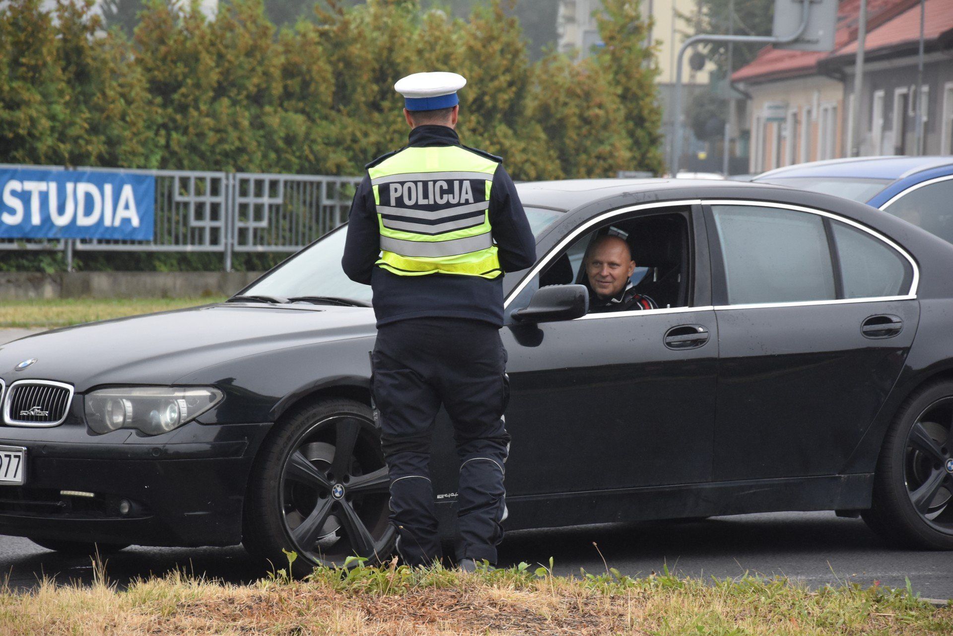 Akcja &#34;Zwalniam przed szkołą&#34; została zainaugurowana w poniedziałkowy poranek na ul. ks. Sitki w Tarnowie