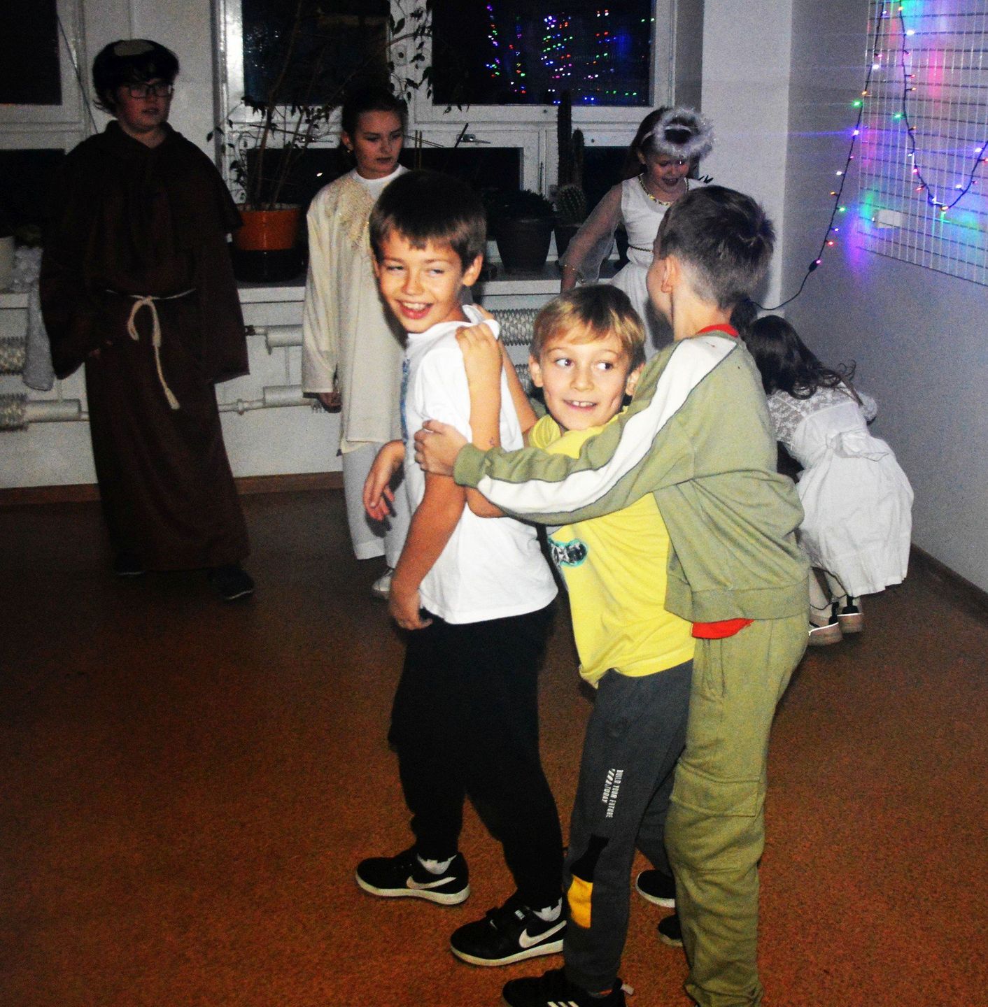 Dzieci świetnie bawiły się podczas czwartkowego &#34;Balu Wszystkich Świętych&#34; w Suchedniowie.