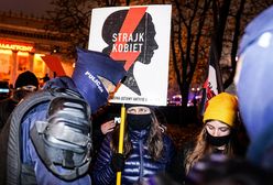 Strajk Kobiet. Policja ściągnęła flagę Polski z błyskawicą. Jest śledztwo