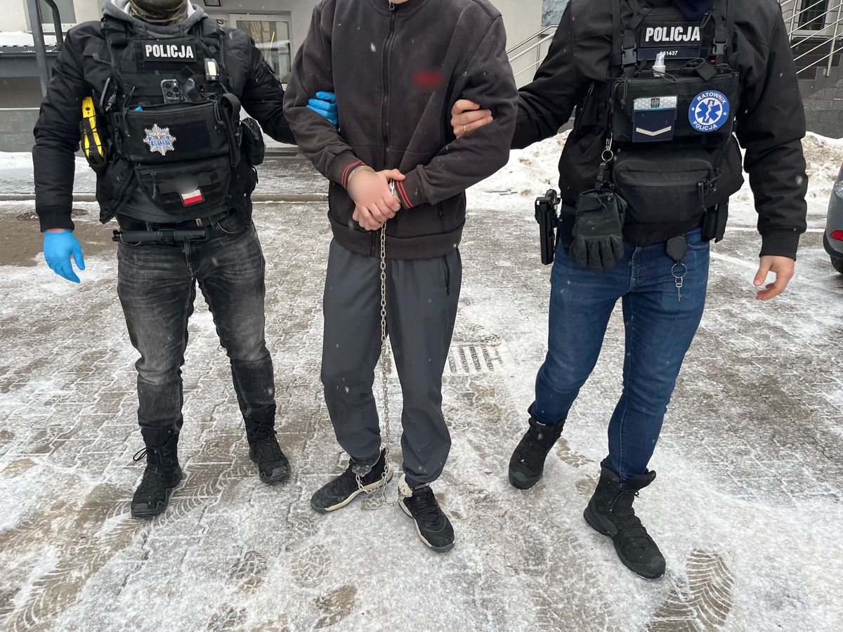 Zuchwała kradzież puszki WOŚP w Łomży zakończona nożem i aresztem. 40-latek – recydywista skazany na 25 lat – zaatakował policjantów