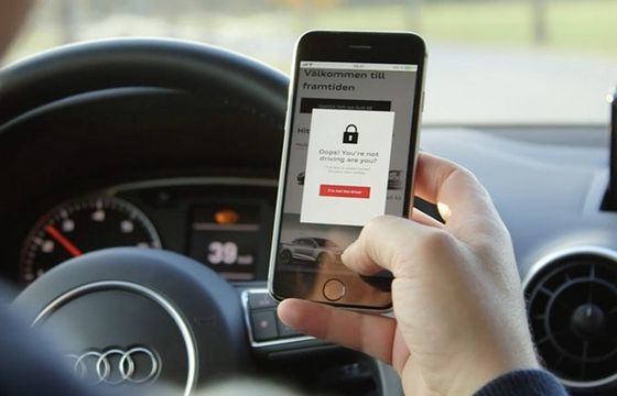 Audi wprowadziło kod blokujący strony internetowe podczas jazdy samochodem (wideo)