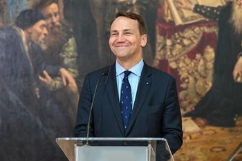 "Niech zdejmie sukienkę". Sikorski ostro o wypowiedziach biskupów