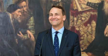 "Niech zdejmie sukienkę". Sikorski ostro o wypowiedziach biskupów