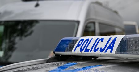 Koszmar na drodze. Auto przeleciało nad rondem
