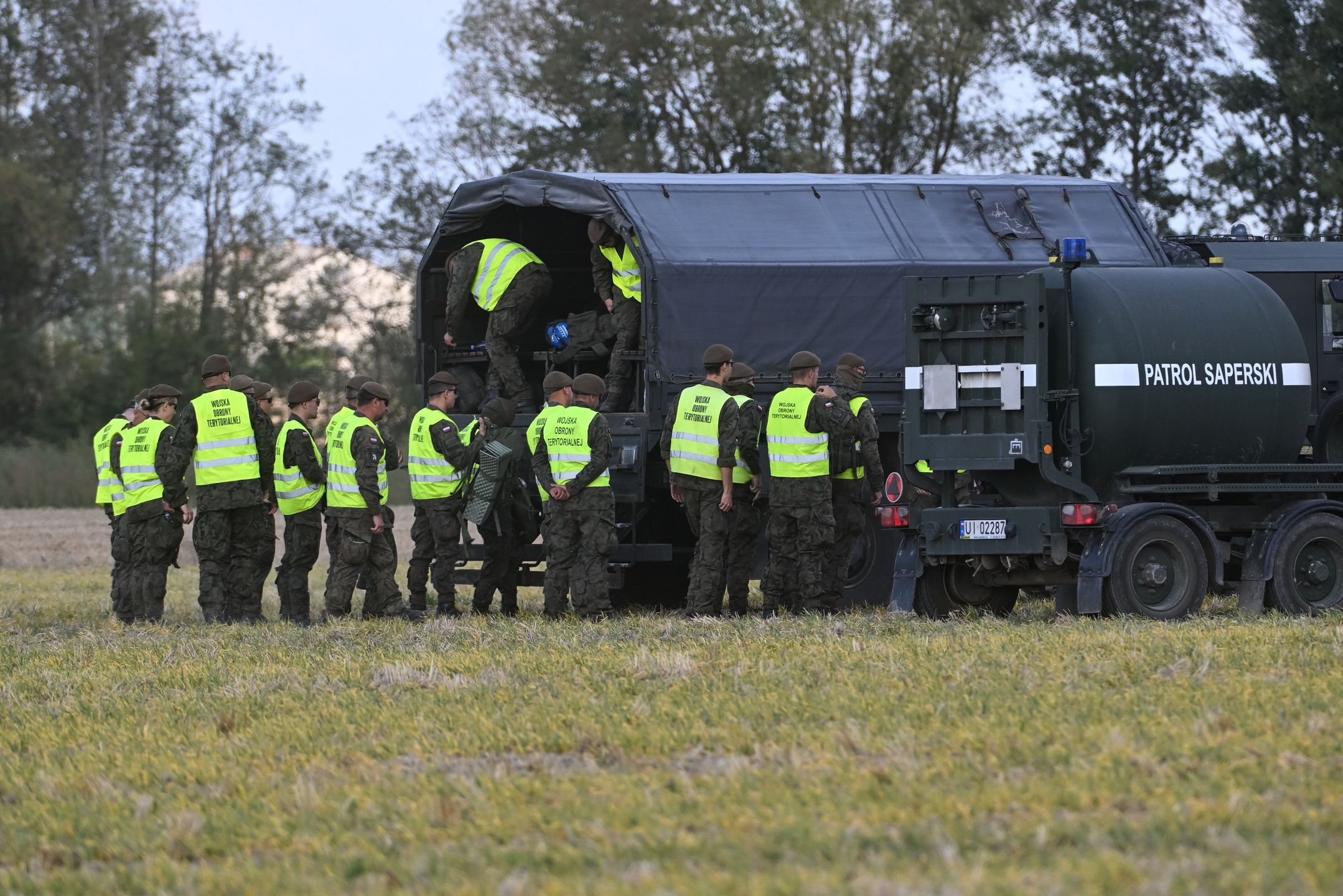 Służby w miejscu upadku rosyjskiego drona w miejscowości Wohyń