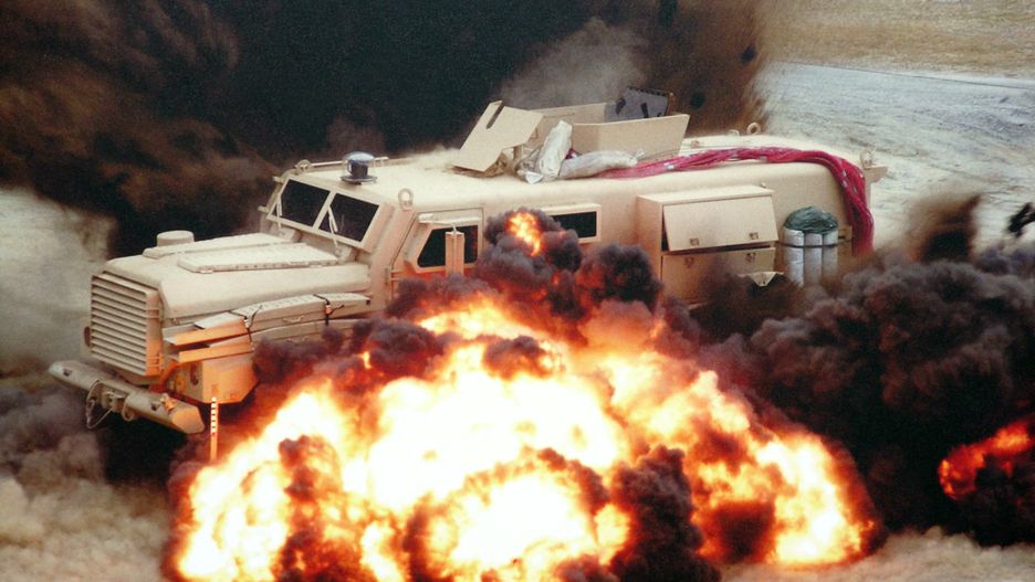 Test MRAP-a Cougar. Pod pojazdami tego typu wybuchło 300 min pułapek, bez ofiar śmiertelnych