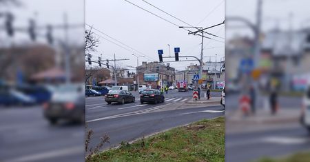 Samochód wjechał w słup sygnalizacji świetlnej. Objazdy komunikacji miejskiej