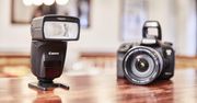 Canon Speedlite 470 EX-AI automatycznie ustawi palnik, by odbić światło