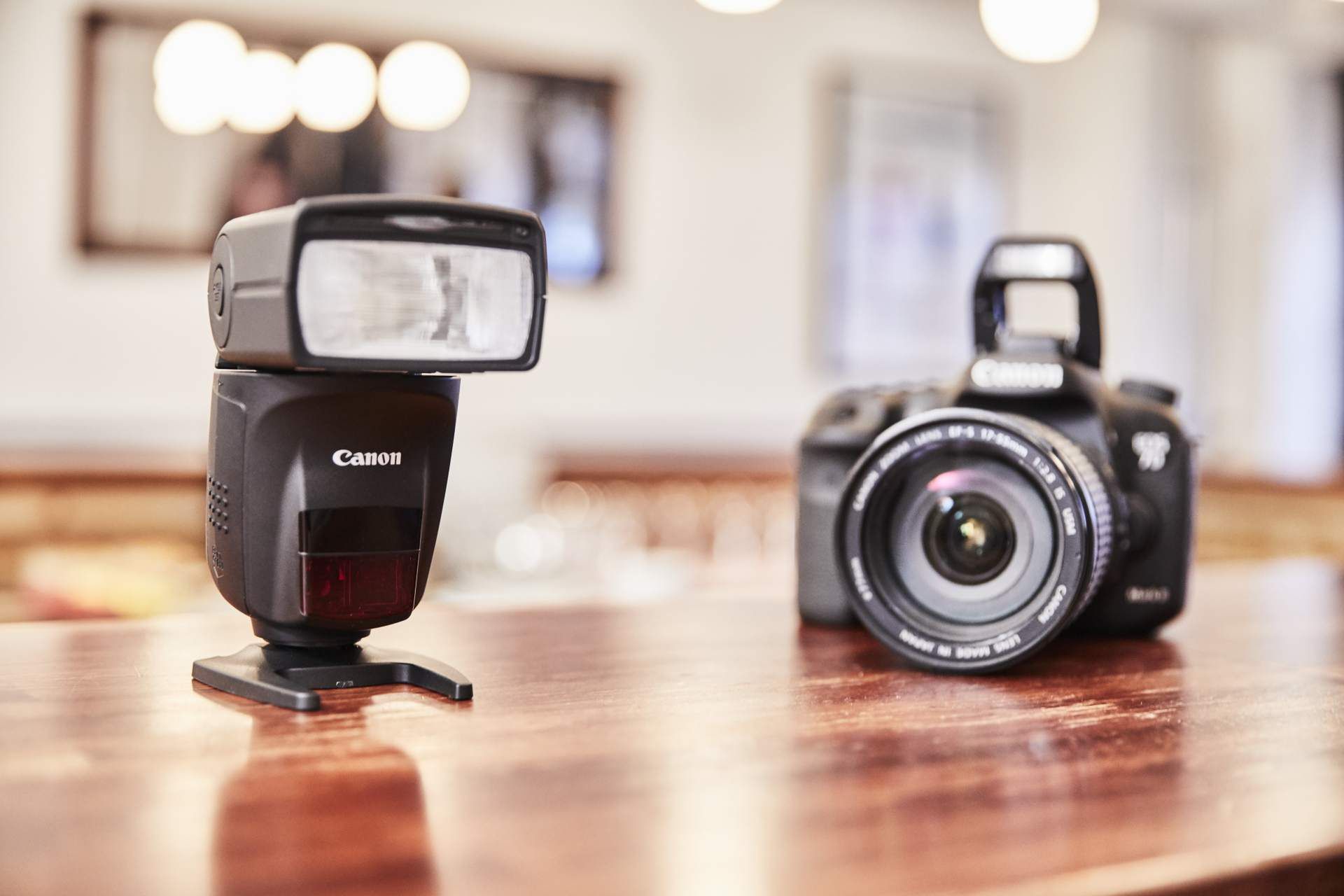 Canon Speedlite 470 EX-AI automatycznie ustawi palnik, by odbić światło 1