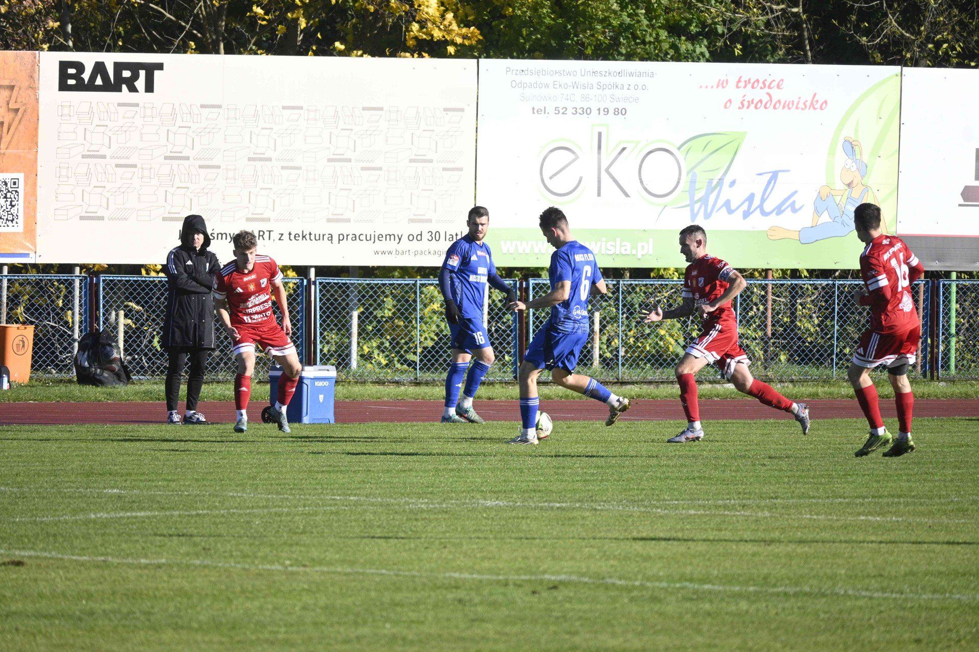 W meczu 13. kolejki Betclic 3. Ligi piłkarze Wdy Świecie (czerwone stroje) wygrali 2:1 z Flotą Świnoujście