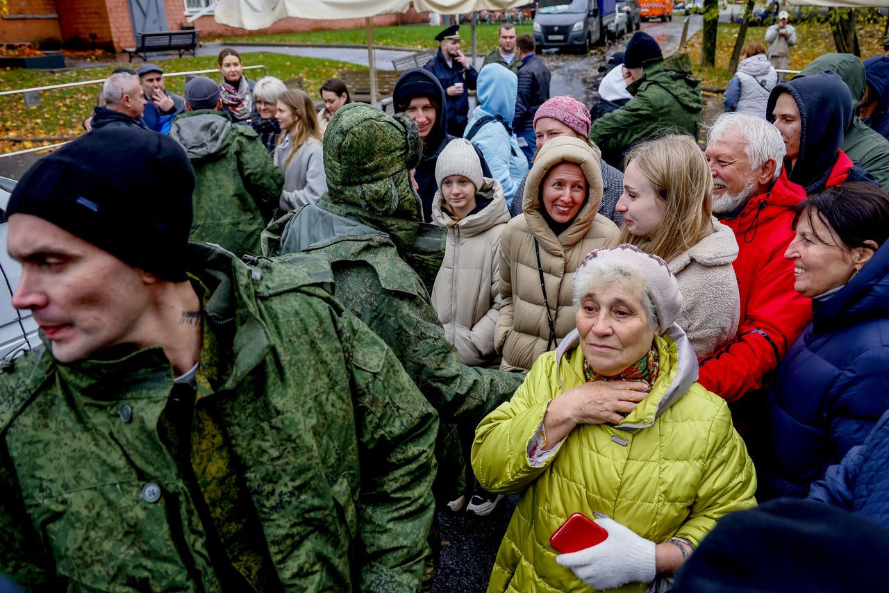 Ponad 200 tysięcy Rosjan zgłosiło się do armii w ramach jesiennej mobilizacji. Na zdjęciu: rodziny żegnają jadących na front "walczyć z faszystami"