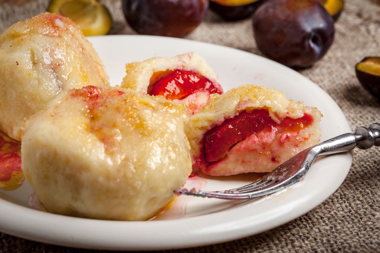 Jak zrobić knedle ze śliwkami? Babciny przepis