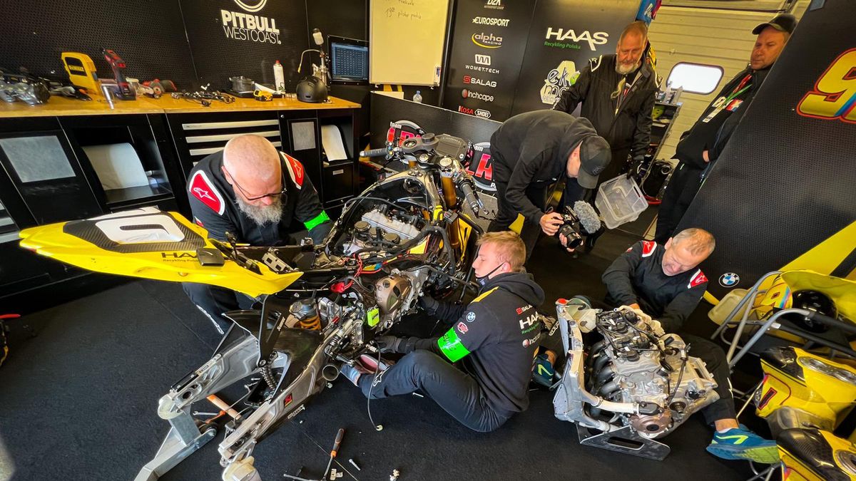 WP SportoweFakty / Katarzyna Łapczyńska / Na zdjęciu: garaż zespołu LRP Poland