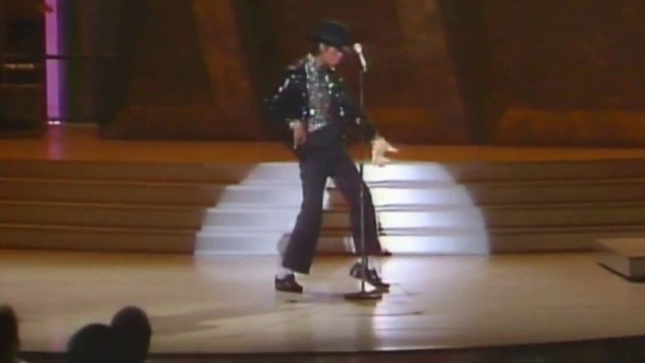 Michael Jackson po raz pierwszy wykonuje na scenie "moonwalk"