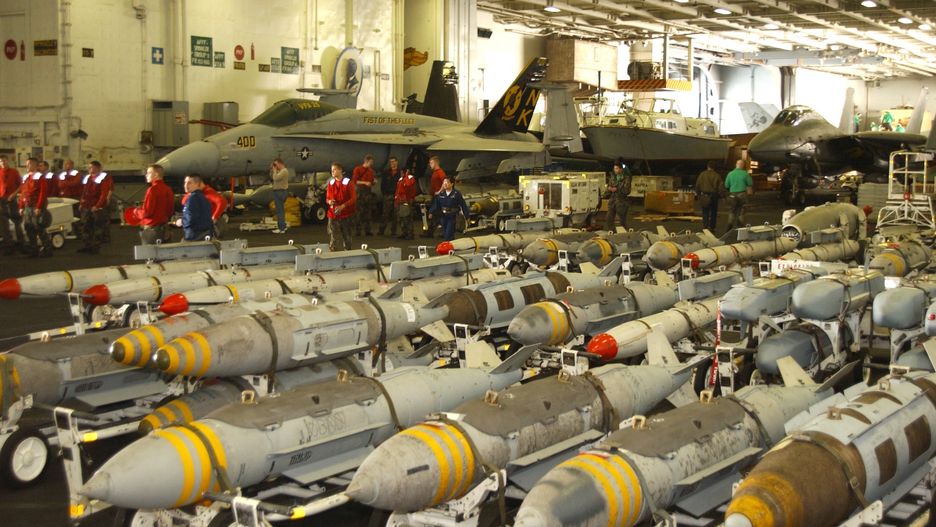 Hangar lotniskowca USS Abraham Lincoln z licznymi bombami JDAM i nie tylko.