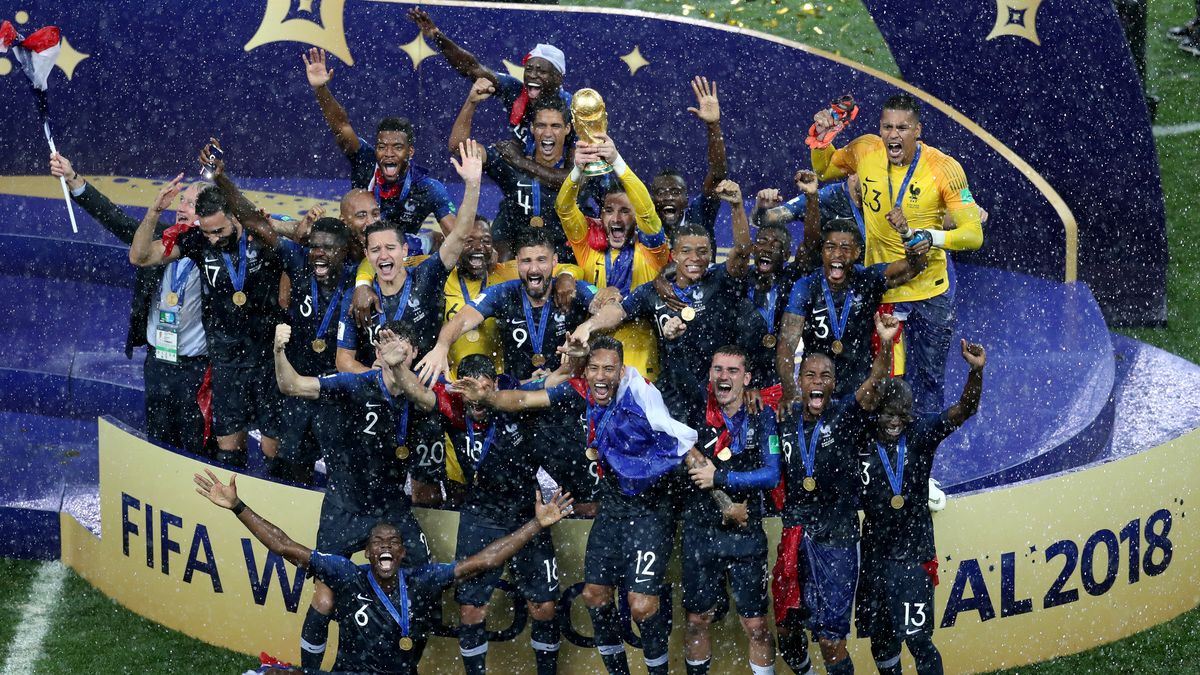 Zdjęcie okładkowe artykułu: Getty Images / Catherine Ivill / Staff / Na zdjęciu: piłkarze reprezentacji Francji z Pucharem Świata