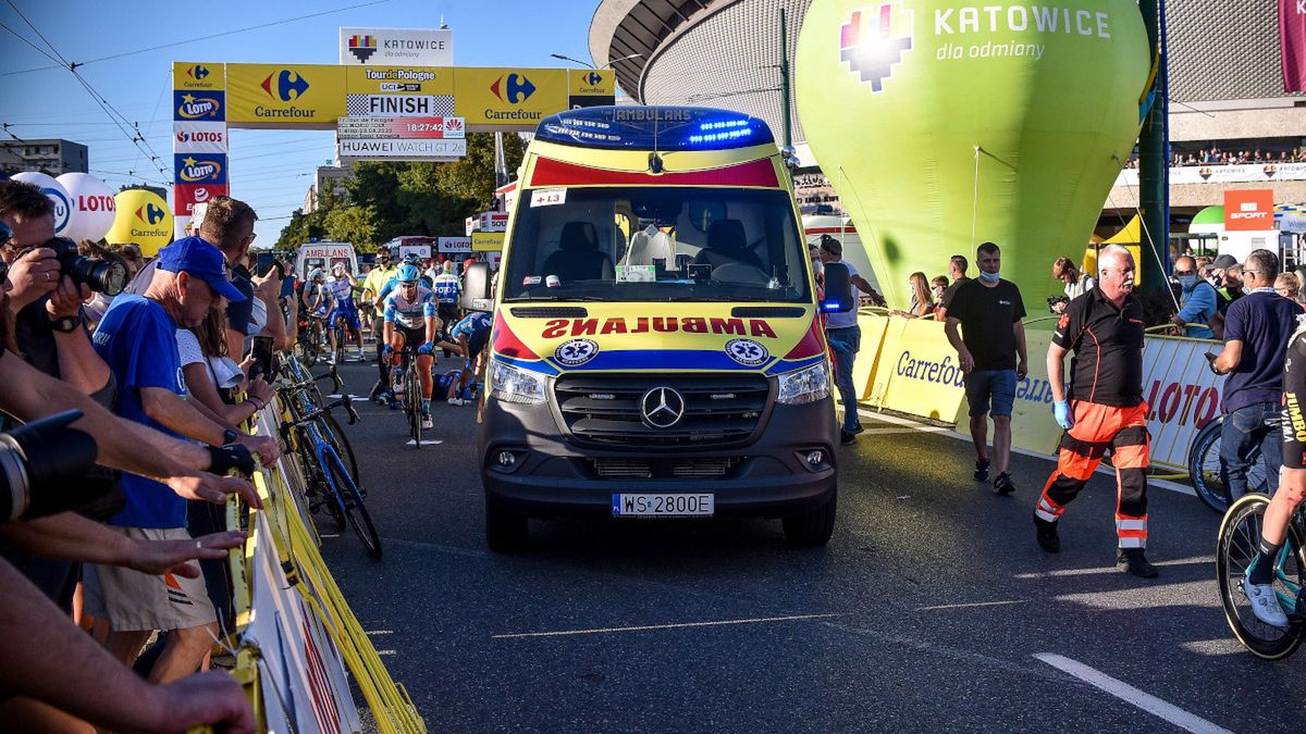 Służby medyczne interweniujące po kraksie na mecie 1 etapu wyścigu kolarskiego 77 Tour de Pologne