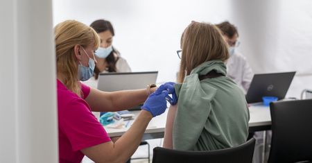Koronawirus w Polsce. Ruszyła rejestracja na szczepienia trzecią dawką. Opcja dla osób 50+ i pracowników służby zdrowia