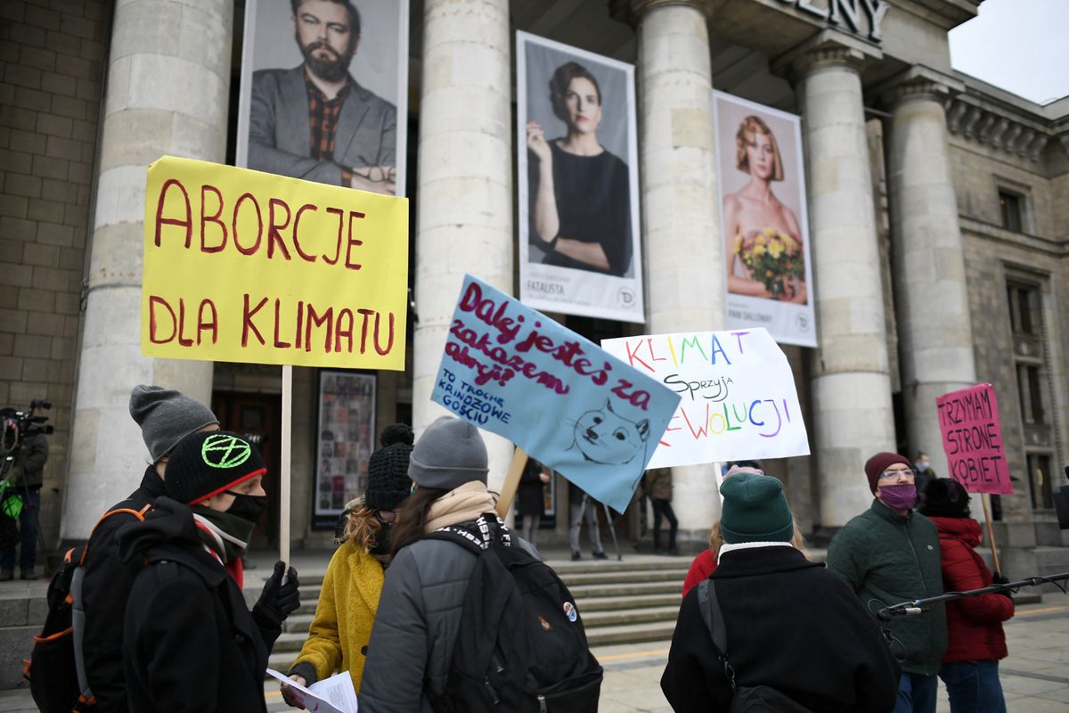 Warszawa. Manifestacja na placu Defilad. Chodzi o "Dzień Kobiet Bez Kompromisów"