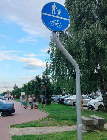 Płońsk: Dwie 11-latki, jadąc wspólnie hulajnogą elektryczną, potrąciły 71-letnią kobietę. Starsza kobieta trafiła do szpitala