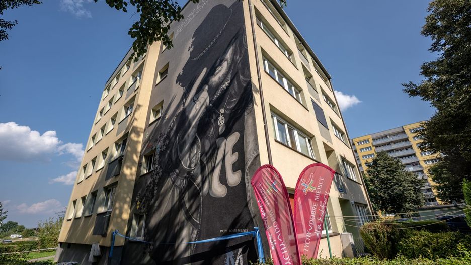 Tychy. Na ścianie bloku, w którym mieszkał Ryszard Ridel, odsłonięto jego mural.