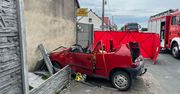 24-latek w seicento wjechał w betonowe ogrodzenie. Strażacy musieli rozciąć auto, żeby go wyciągnąć