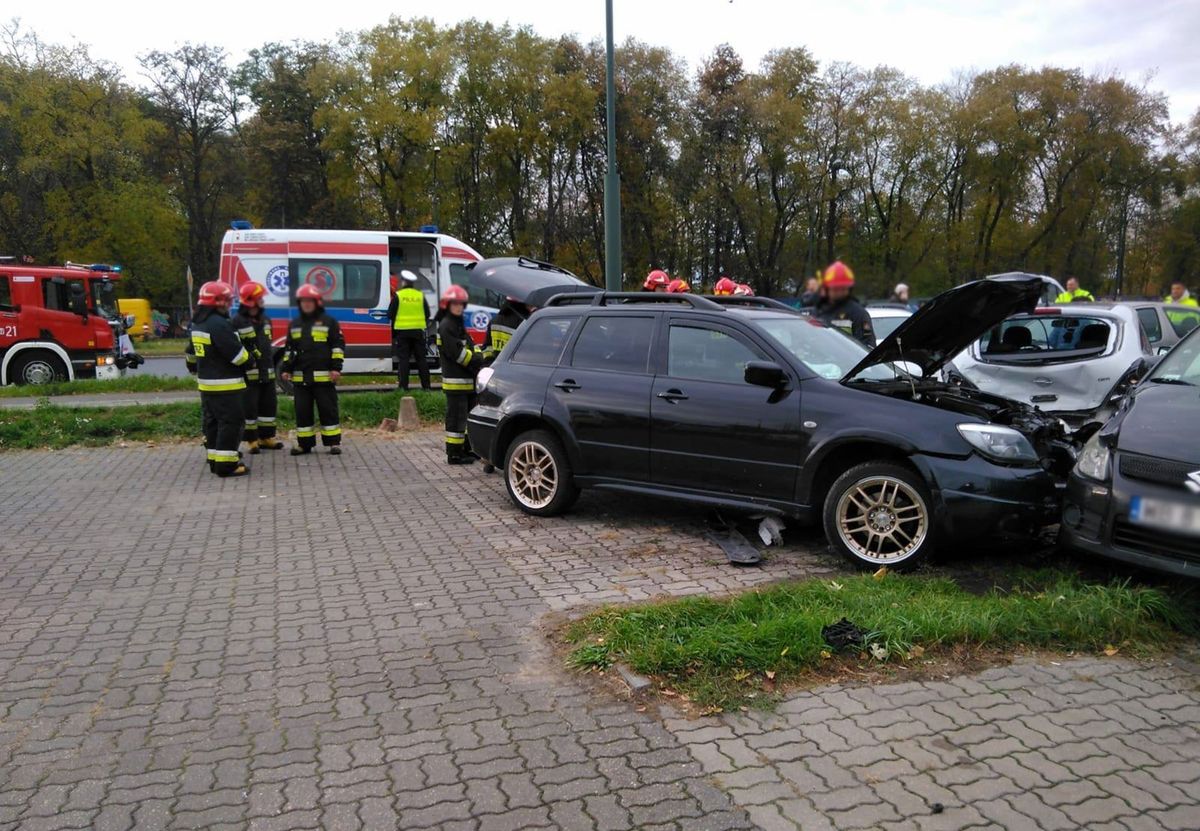 11 aut rozbitych w Warszawie. Stały na parkingu