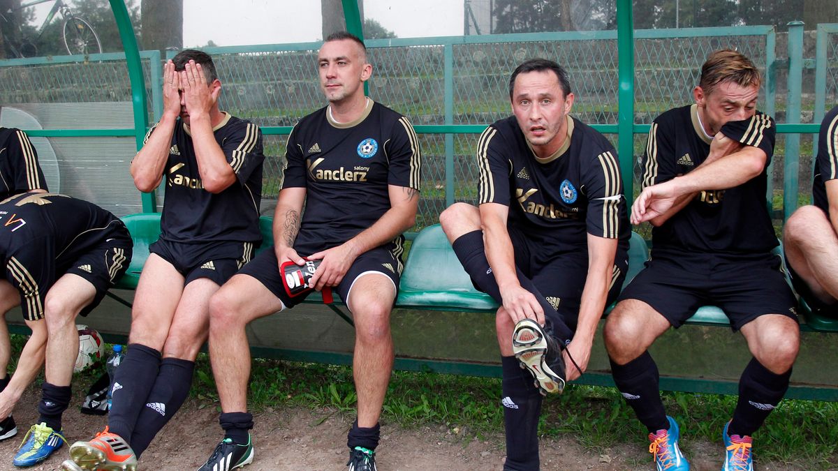 Newspix / Michał Chwieduk/Fokusmedia / Na zdjęciu: Jan Woś (z zasłoniętą twarzą), Ireneusz Jeleń, Mariusz Śrutwa i Adam Kryger - piłkarze Reprezentacji Śląska Oldbojów