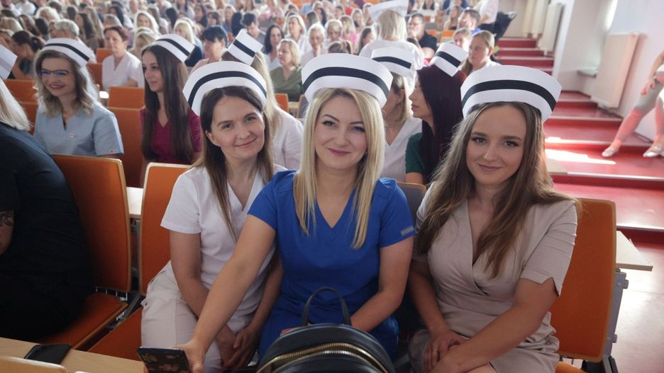 Czepkowanie to wyjątkowy moment. Studentom towarzyszyła w tej chwili rodzina i bliscy.