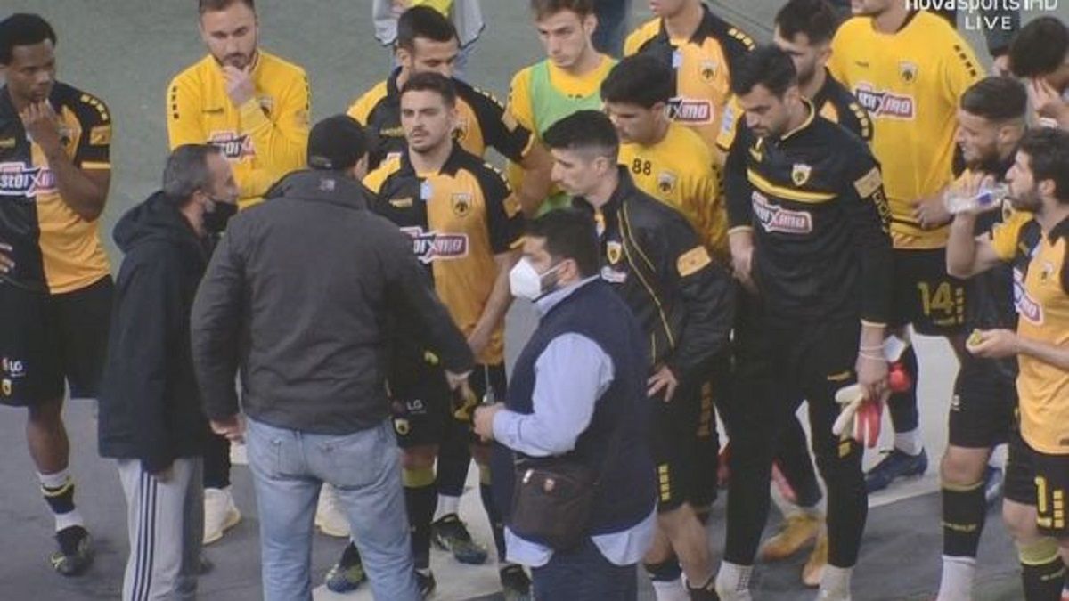 Kibice AEK-u Ateny wtargnęli na boisko by udzielić reprymendy piłkarzom